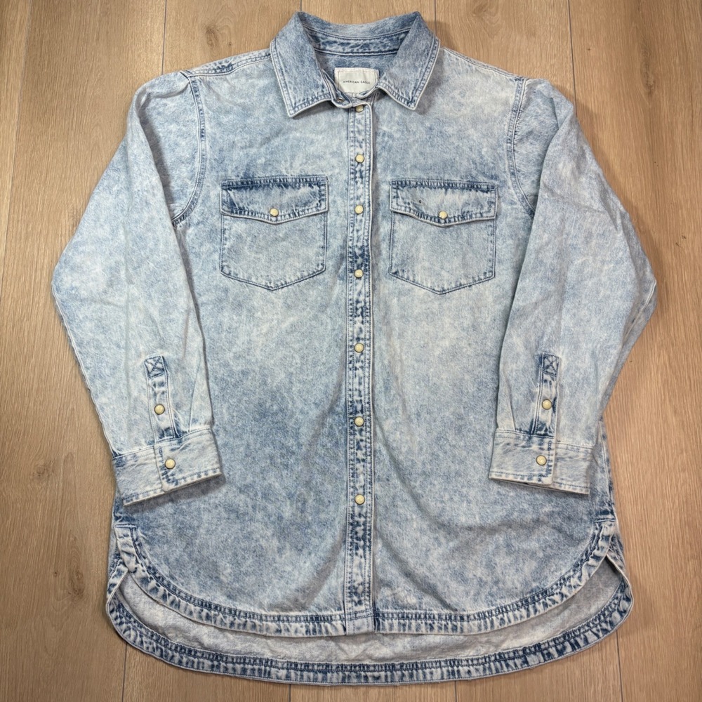 American Eagle Women Acid Wash Denim Pearl Snap Front Shirt Light Blue Small NEW